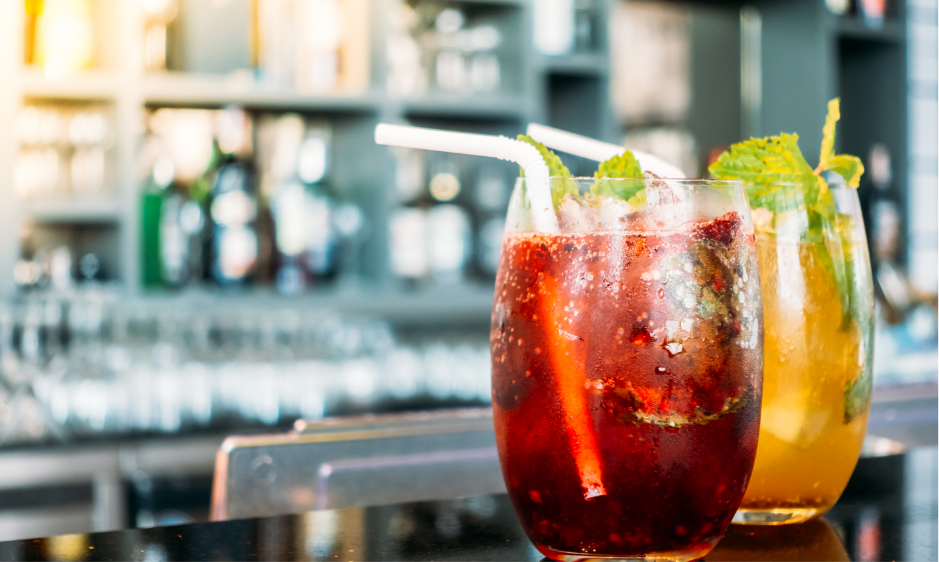 dois copos com drinks de cores diferentes